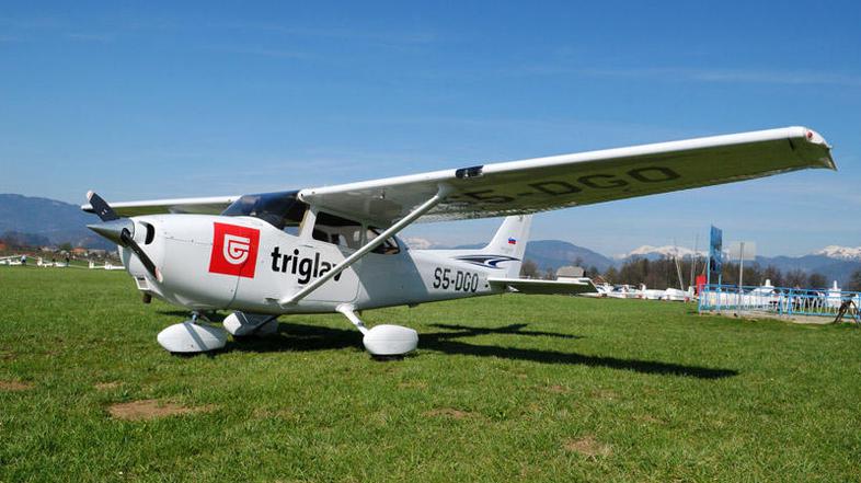 Travnata vzletno-pristajalna steza za športna in turistična letala je dolga 520 