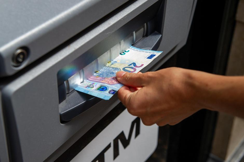 denar banka štetje denarja denarnica evri bankkomat | Avtor: Profimedia