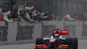 Zadnjo dirko je v spremenljivih razmerah dobil Jenson Button. (Foto: Reuters)