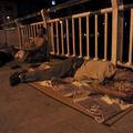 Prebivalci mesta Jiljang po potresu spijo pod zvezdami.