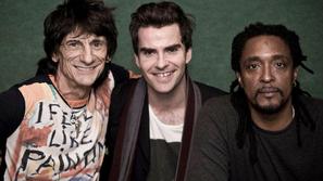 Ronnie Wood, Kelly Jones in Bernard Fowler po snemanju albuma I Feel Like Playin
