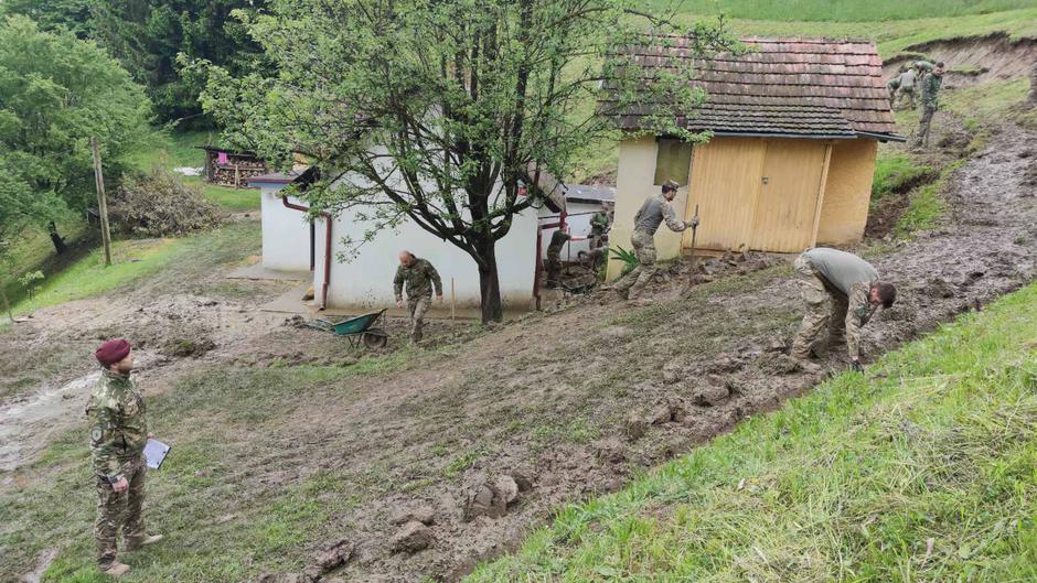 pripadniki Slovenske vojske pomagajo pri odstranjevanju posledic plazov | Avtor: MORS
