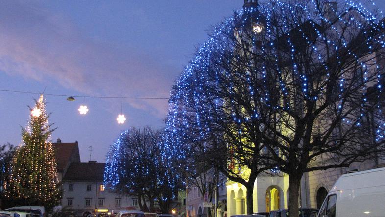 Mnenja o okrasitvi mesta so deljena, zabavnih prireditev pa ne manjka. (Foto: Je