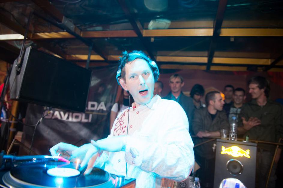 Žlahtni oldisi zavrteli Ambasado