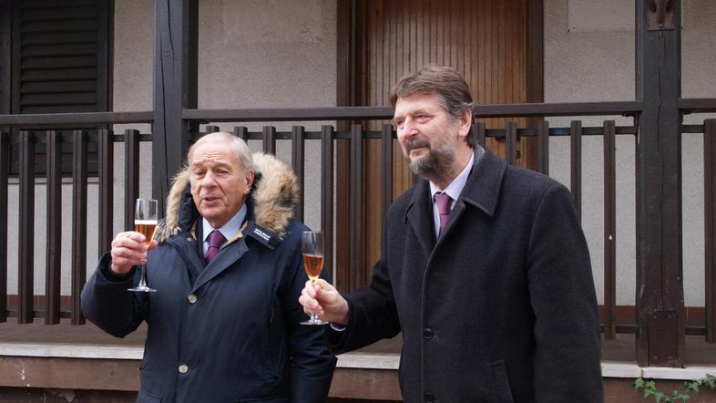 Romoli in Valenčič sta na meji tudi nazdravila ob bližajočem se novem letu. (Fot