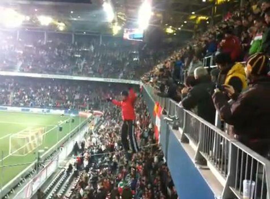 Vrvohodec na nogometni tekmi med Salzburgom in Laziem. (Foto: Youtube)