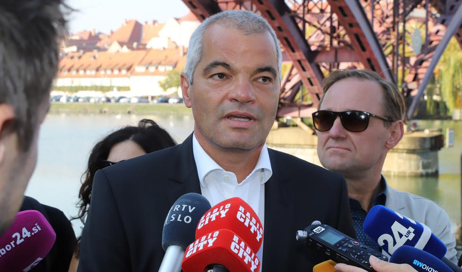 Hišne preiskave na mariborski občini, med osumljenimi naj bi bil župan