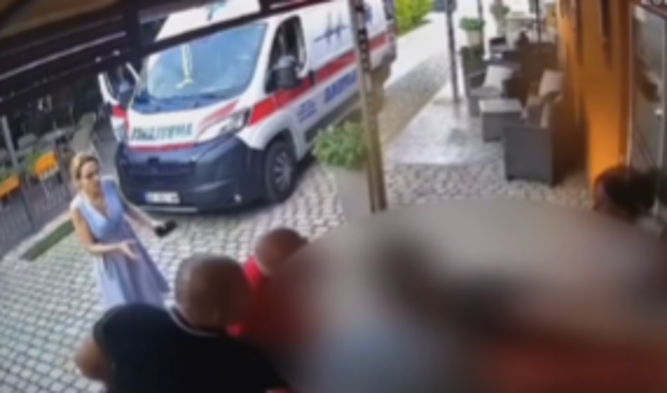 Video: Reševalcem padla z nosila, pozneje je umrla