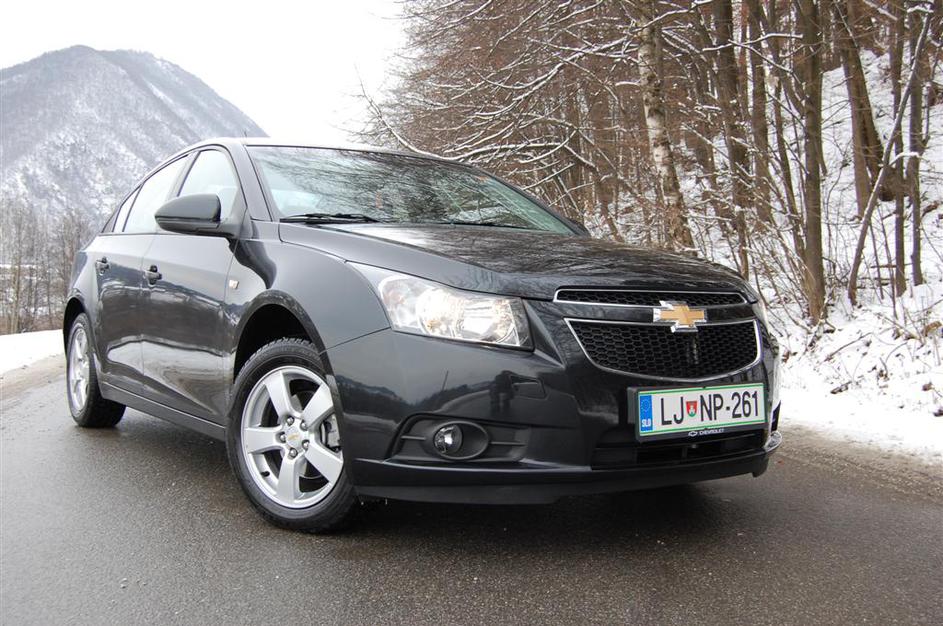 Vizualno je notranjost cruza preslikana iz oplove insignie. Zaobljene linije, za