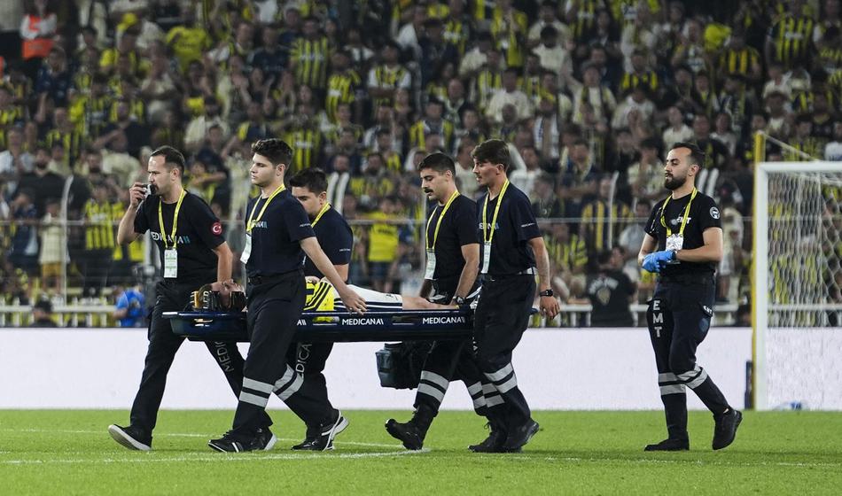 Grozljivi prizori: Nogometni zvezdnik negibno obležal sredi igrišča