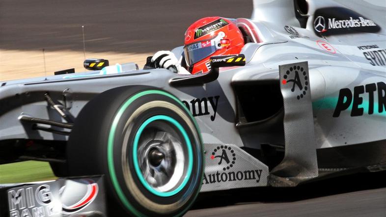 Schumacher je bil na drugem treningu z več kot sekundo zaostanka šesti. (Foto: E
