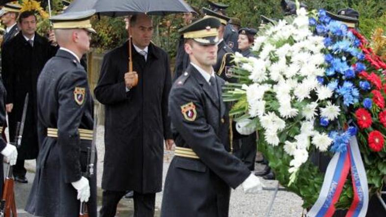 Protokol ni dovolil niti navzočnosti veteranskih praporov, se pritožuje združenj