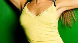 Kožo na vratu in dekolteju primerno negujte. (Foto: iStockPhoto)