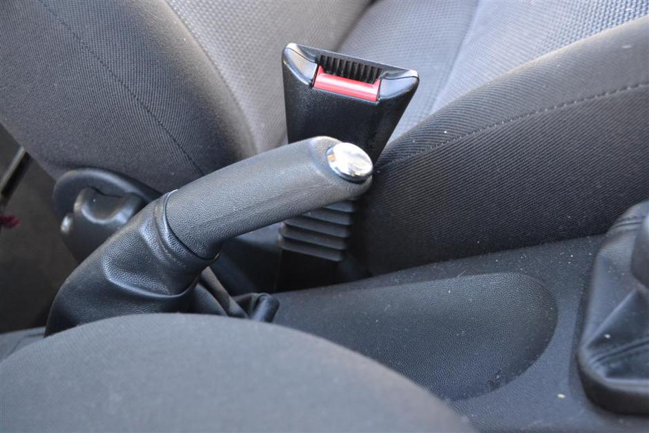 Ročna parkirna zavora | Avtor: Gregor Prebil