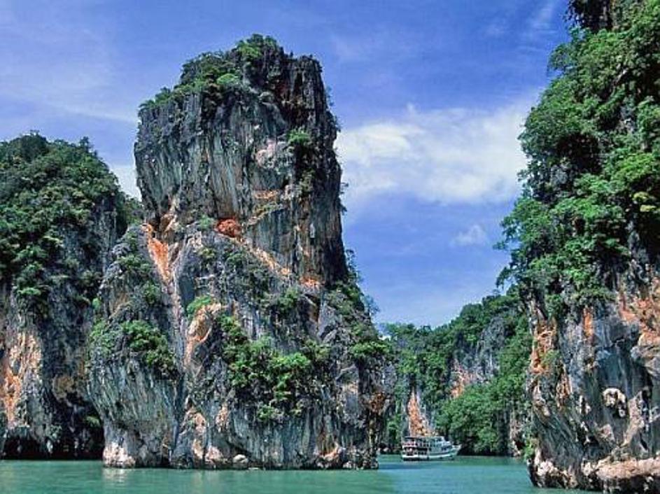 Zaliv Phang Nga na Tajskem je poln osupljivih stolpičastih apnenčastih otočkov –