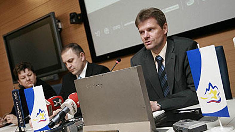 Odslovitev Bojana Dremlja bi državo stala skoraj pol milijona evrov.