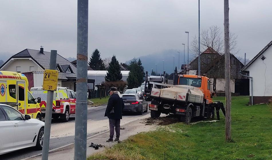 Huda prometna nesreča: Tovornjak je treščil v pešca, umrl je na kraju nesreče
