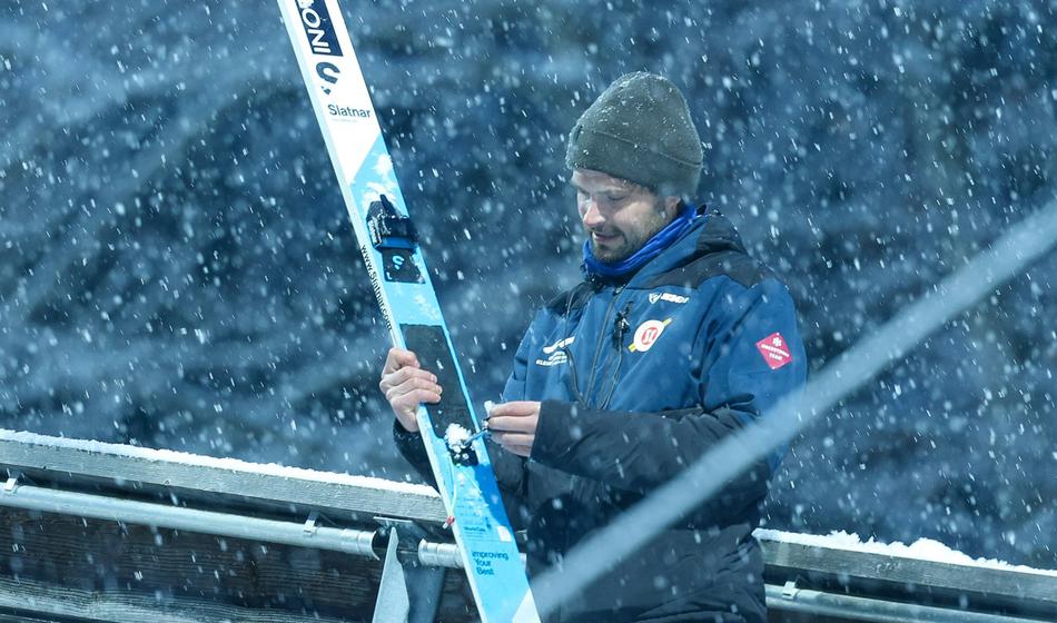 Še en skakalec je videl incident s smučmi: Domen jih je naslonil, nato pa ...