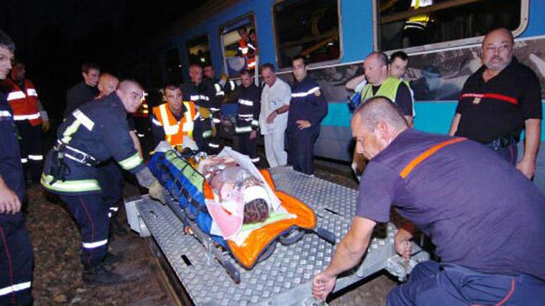 Reševalci so iz razbitin vlaka enega od trinajstih poškodovanih.