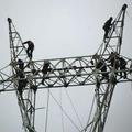 Kitajski delavci odpravljajo škodo snežnega neurja na električnih daljnovodih.
