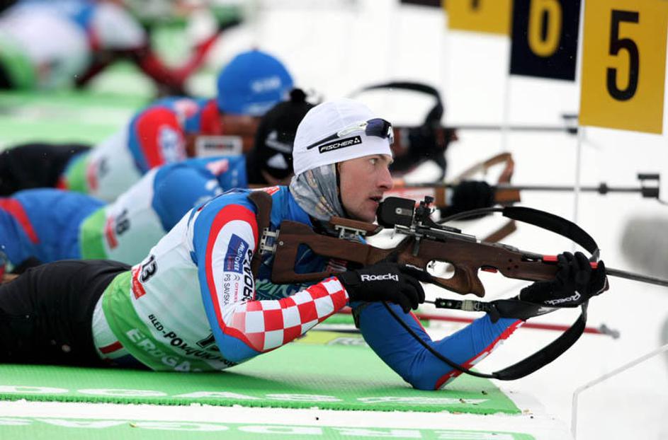 Jakov Fak je postavljen ob zid. (Foto: Saša Despot)
