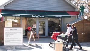 Ob našem obisku včeraj okrog poldneva je bila restavracija Valter polna. Nasploh