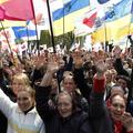 Množice so se na poziv Timošenkove zbrale pred parlamentom. (Foto: Reuters)
