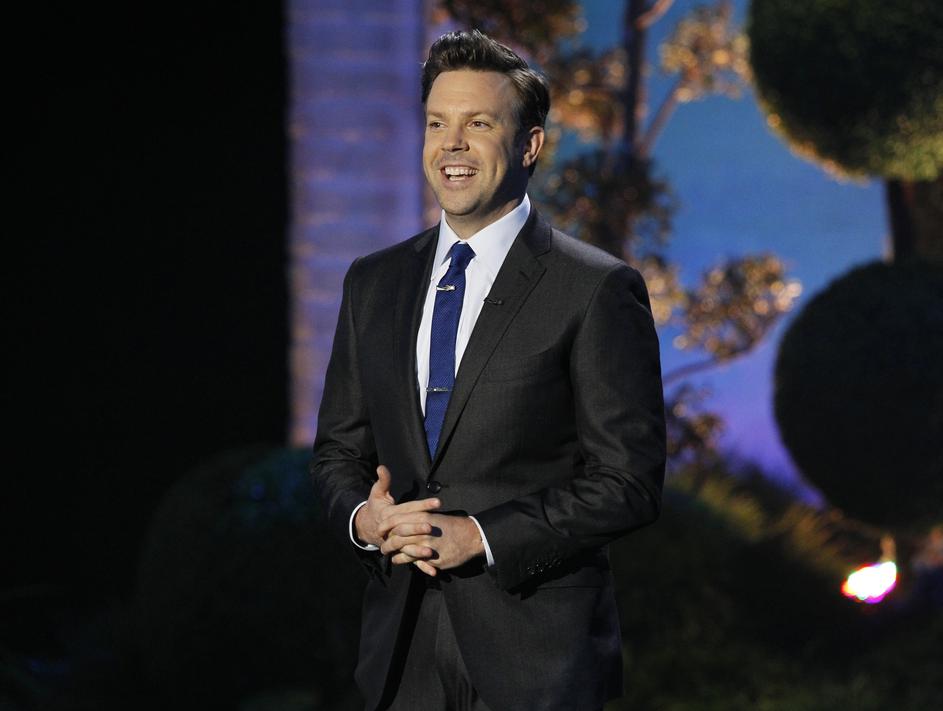 Voditelj Jason Sudeikis je nekatere uspel nasmejati. (Foto: Reuters)