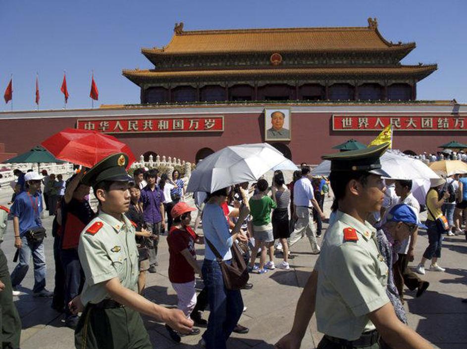 Policija naj bi preiskovala vse obiskovalce v bližini Trga nebeškega miru.