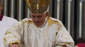 Papež je poškropil oltar bazilike in jo mazilil z oljem ter tako uradno blagoslo