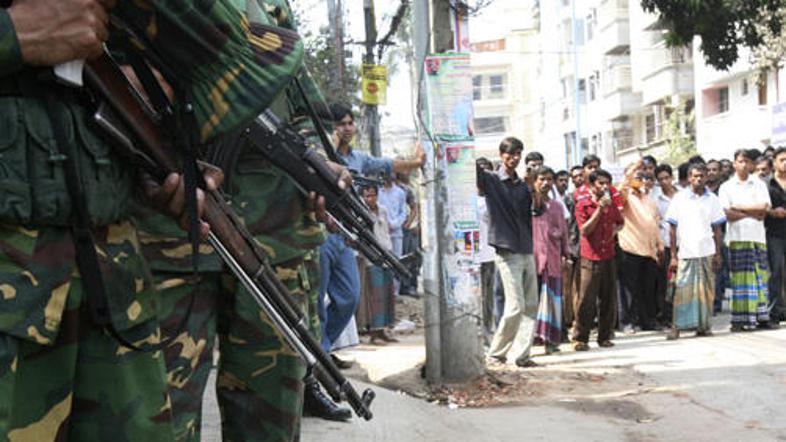 Med žrtvami upora  so tudi civilisti, ki so bili ujeti v ugnju na ulicah Dake.