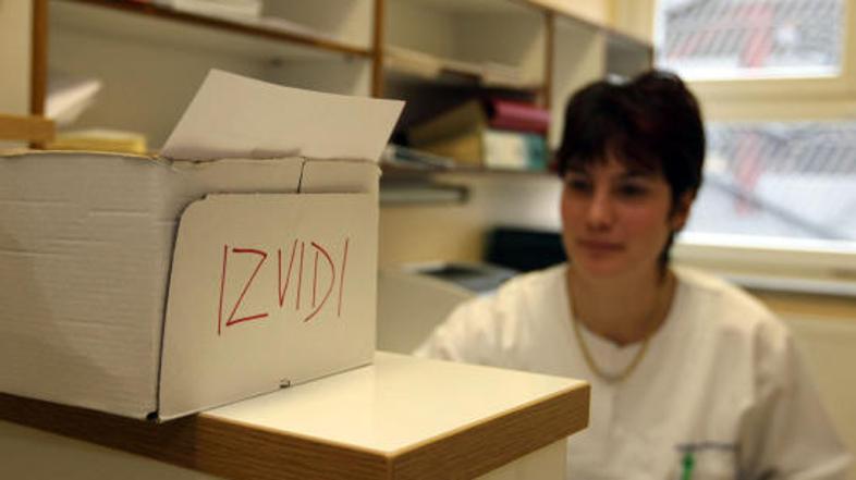 Tudi ko mine čakalna doba, boste na pregled čakali v zmeraj polni čakalnici.