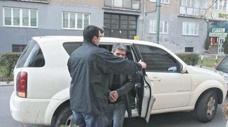 Mehdo Muhović pred stavbo sodišča. (Foto: pressonline.rs)