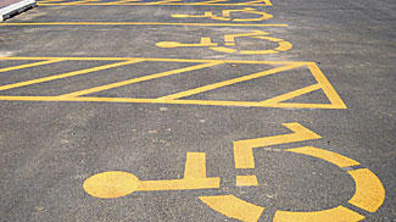 Toliko parkirnih prostorov za invalide na kupu pa res malokdaj vidimo. Pravzapra