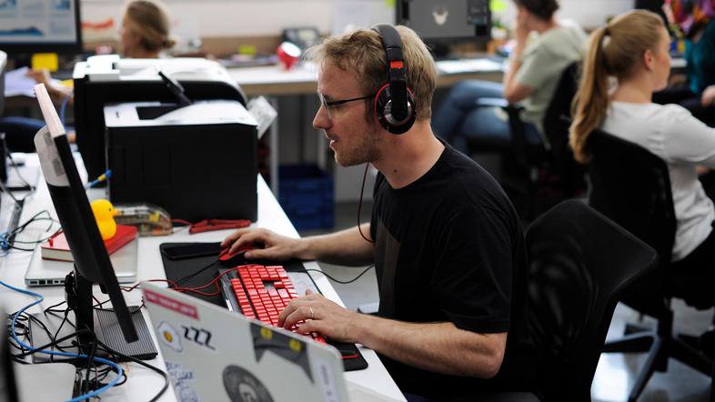 Delavci v pisarni, moški s slušalkami