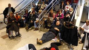Za desettisoče potnikov so bila v zadnjih dneh dom letališča. (Foto: Reuters)