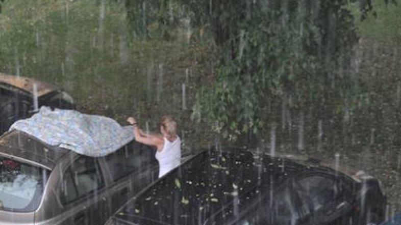 Na Gorenjskem že klesti toča.