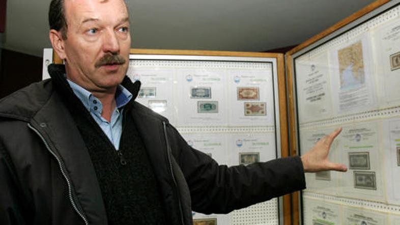 Mitja Pelicon ob razstavi znamk, kovancev in bankovcev v Krajinskem muzeju v Kop
