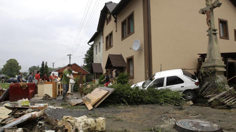 Ljudje poskušajo rešiti svoje hiše.