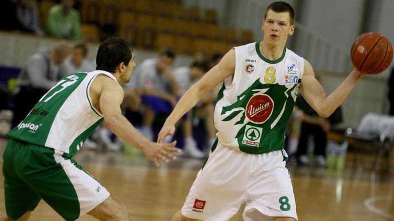 Jaka Klobučar je ob vrnitvi v dres Olimpije igral 15 minut in dal pet točk. (Fot