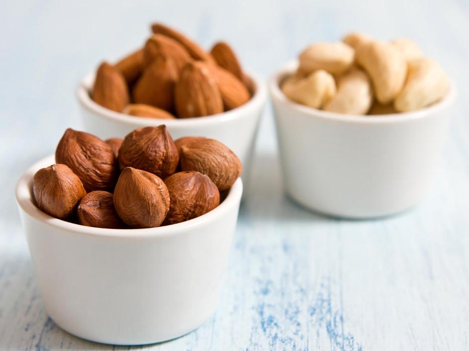 oreški, lešniki, mandlji