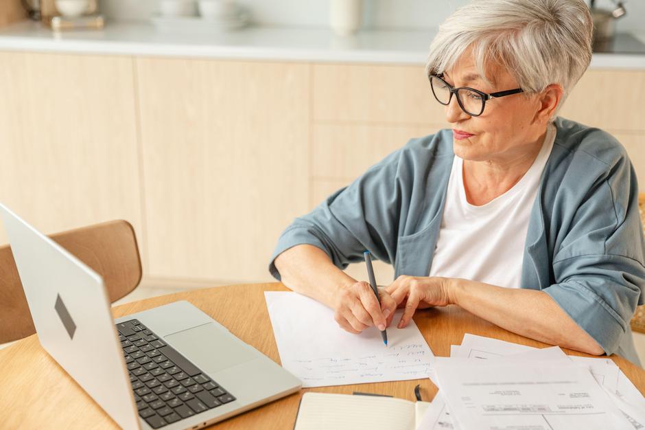 Starejša ženska dela za računalnikom | Avtor: Profimedia