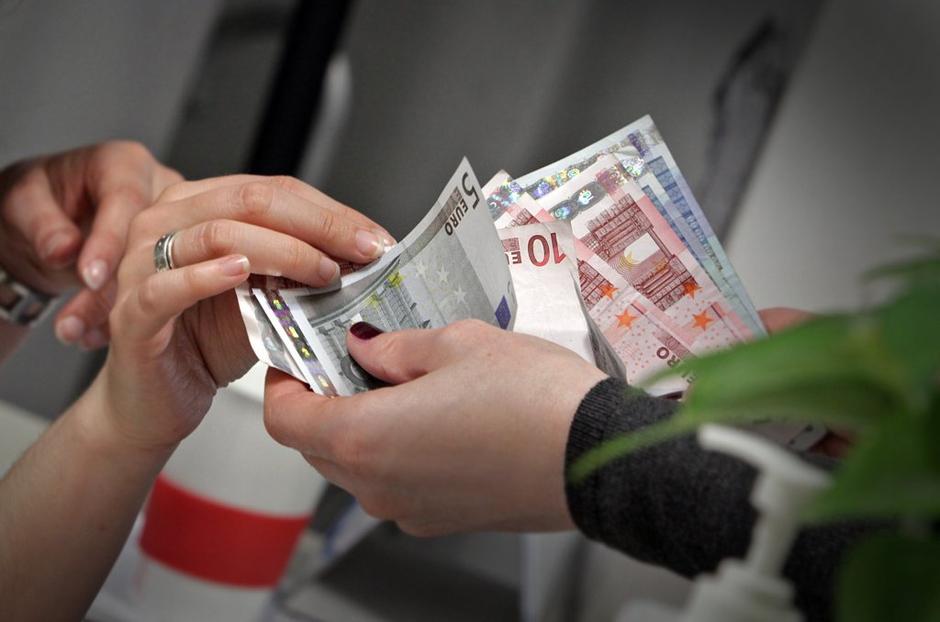 denar, evri, posojilo | Avtor: Boštjan Tacol