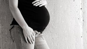 Skoraj tri četrtine novih mamic po porodu doživi zanihanje razpoloženja navzdol.