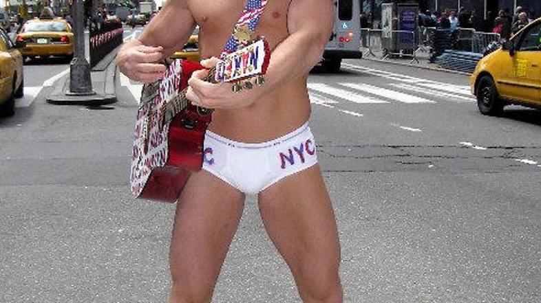 Če bo nagica podpisala pogodbo, bo morala Burcku vsako leto plačati pet tisoč do