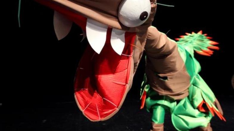 Dinozavri v cirkusu je lutkovni spektakel, strnjen v kombinacijo lutk, plesa in 