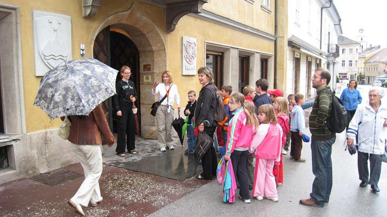 Številni obiski organiziranih skupin otrok, pogosto jih o Kranju pouči Magda Zor