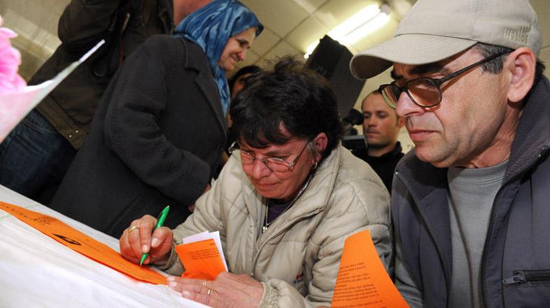 Ob odprtju se je v SOS-trgovini trlo ljudi, ki so želeli priti do kartice. V nas