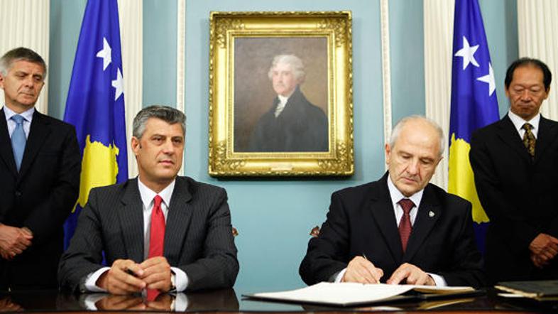 Pogodbo sta v State Departmentu podpisala kosovski predsednik Fatmir Sejdiu in p