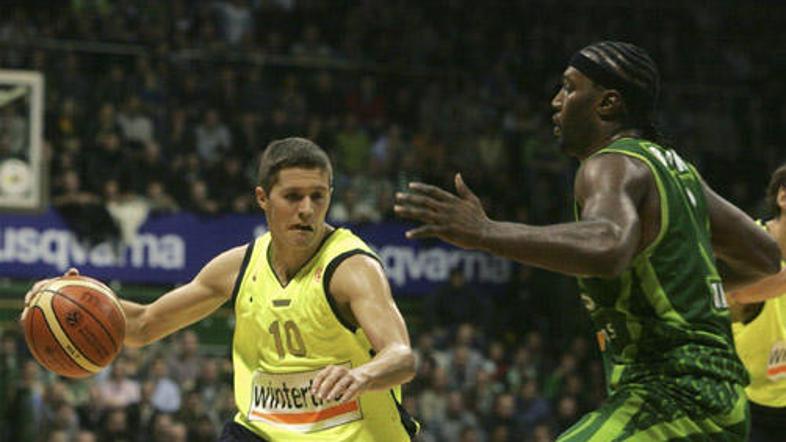 Jaka Lakovič zaradi operacije nosu vsaj dva meseca ne bo stopil na košarkarska i